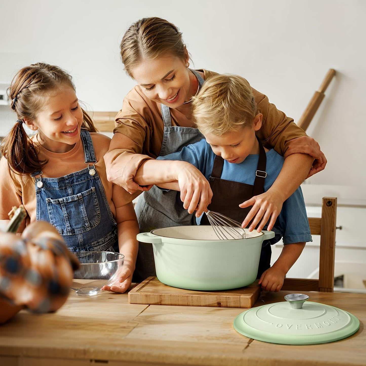 Overmont Enameled Cast Iron Dutch Oven - 5.5QT Pot with Lid Cookbook & Cotton Potholders - Heavy-Duty Cookware for Braising, Stews, Roasting, Bread Baking white