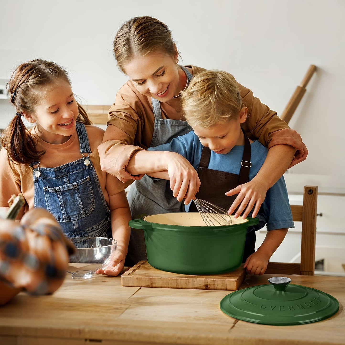 Overmont Enameled Cast Iron Dutch Oven - 5.5QT Pot with Lid Cookbook & Cotton Potholders - Heavy-Duty Cookware for Braising, Stews, Roasting, Bread Baking white