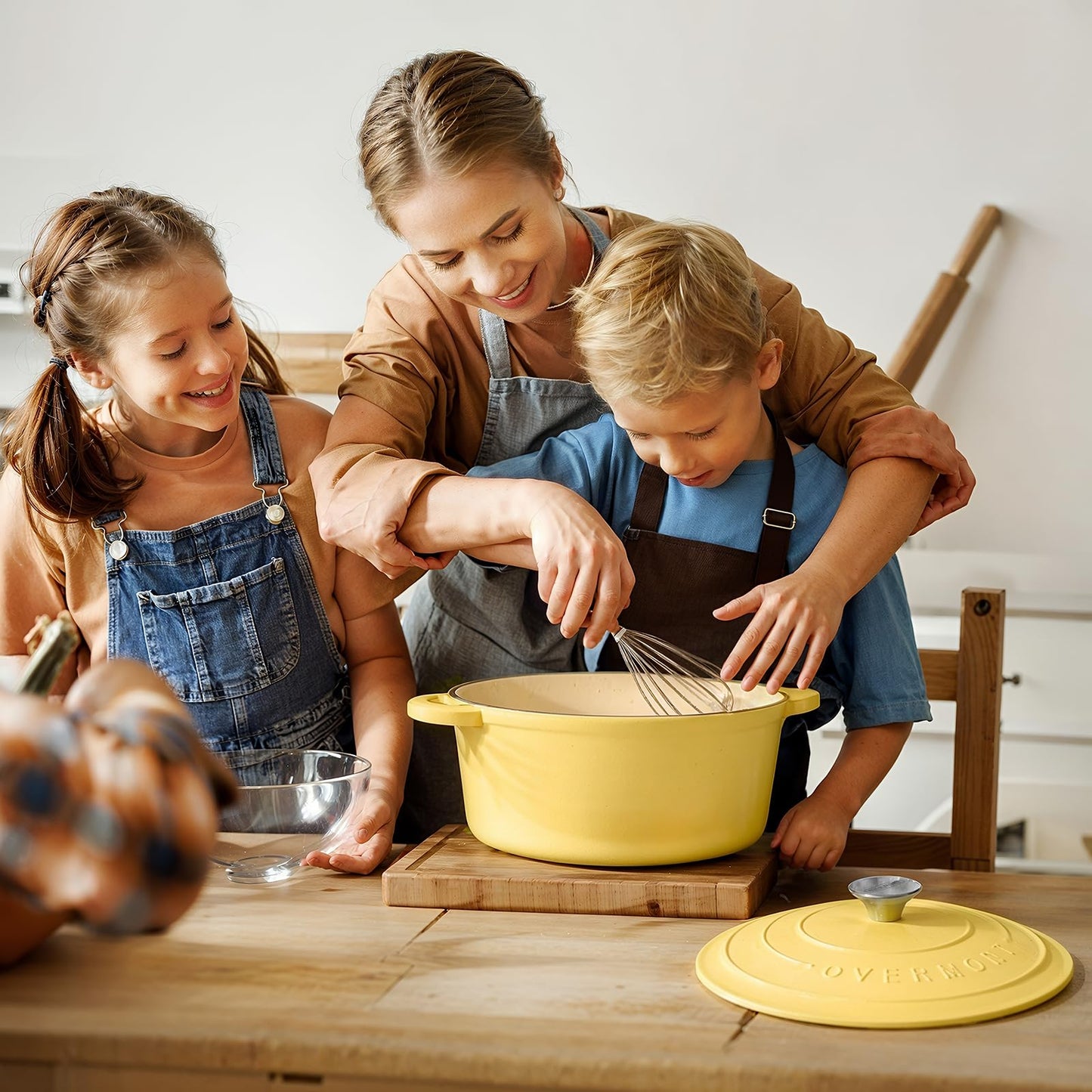 Overmont Enameled Cast Iron Dutch Oven - 5.5QT Pot with Lid Cookbook & Cotton Potholders - Heavy-Duty Cookware for Braising, Stews, Roasting, Bread Baking white